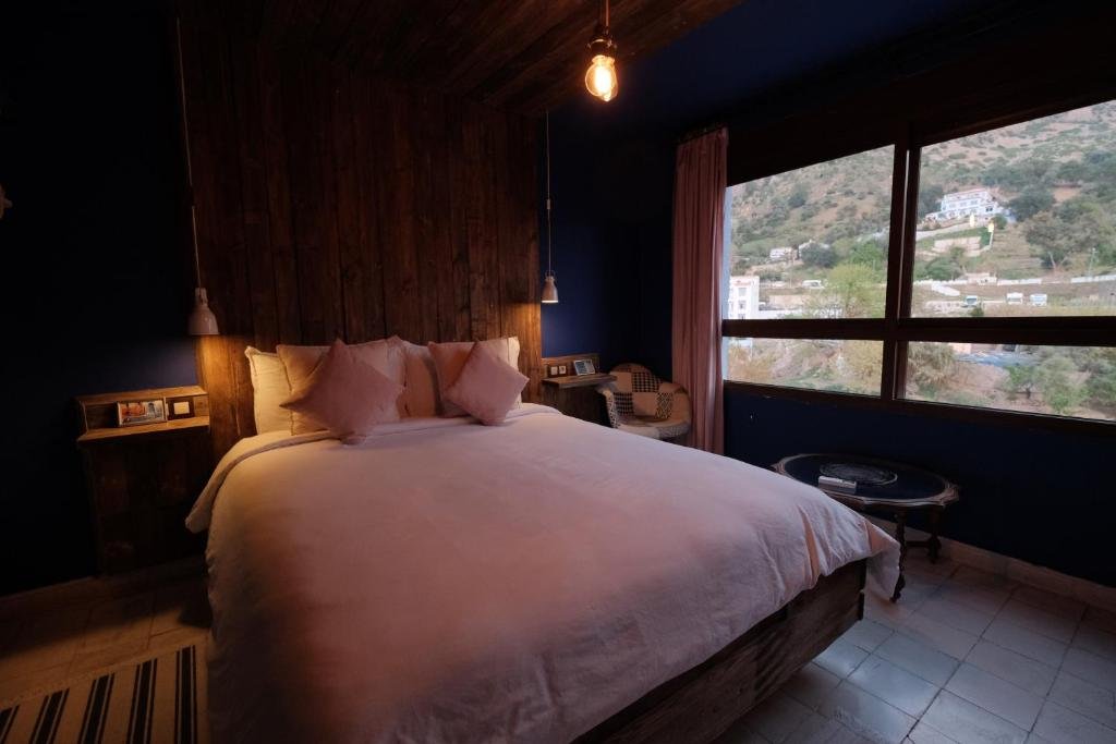Dar Elrio DELUXE DOUBLE ROOM WITH RIVER AND MOUNTAIN VIEW